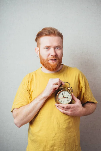 Sur Fond Gris Homme Barbu Une Chemise Jaune Tenant Réveil — Photo