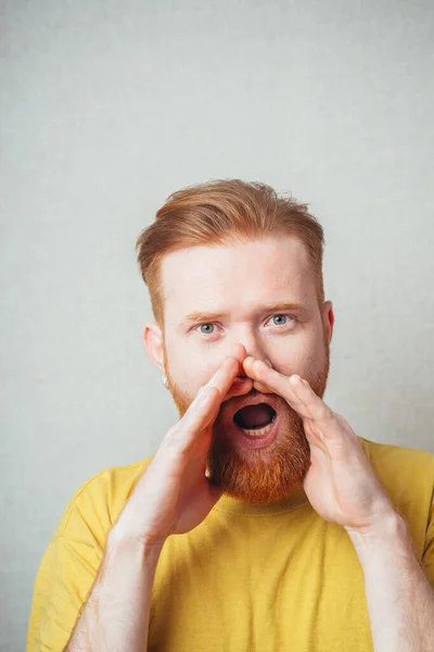 Hombre Barbudo Llamando Alguien —  Fotos de Stock