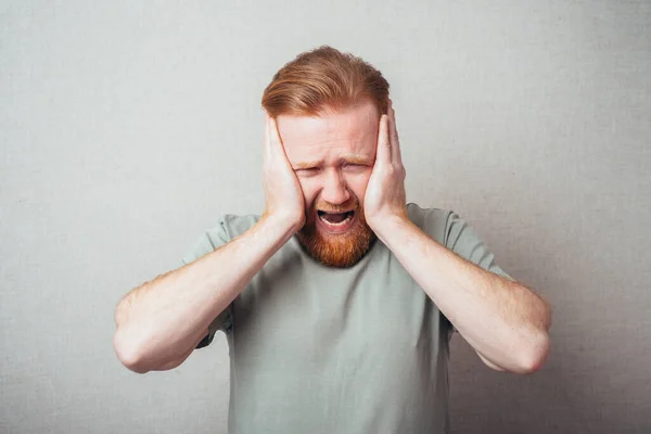 Skäggig Man Skriker Håller Sitt Huvud — Stockfoto