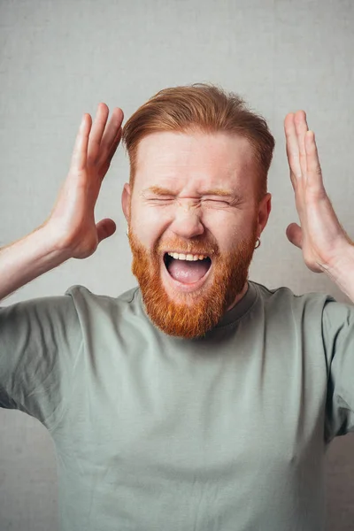 Retrato Jóvenes Gritos Furiosos Hombre —  Fotos de Stock