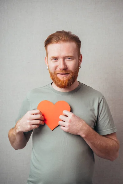 Homme Barbu Est Heureux Garde Cœur Dans Les Mains — Photo