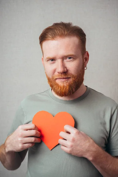 Hombre Barbudo Feliz Mantiene Corazón Las Manos — Foto de Stock