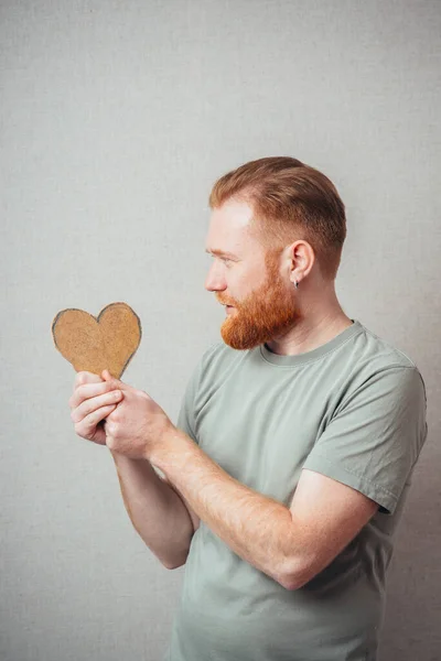 Bebaarde Man Met Een Hart Gelukkig — Stockfoto