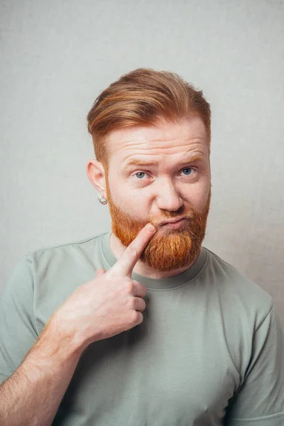 Бородатий Чоловік Поклав Палець Щоку — стокове фото
