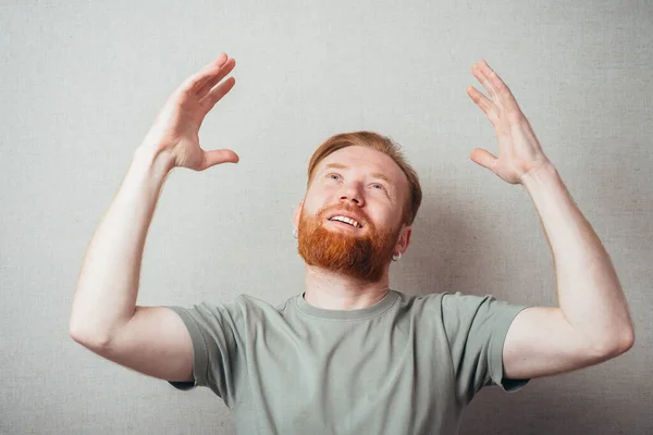 Бородатый Человек Поднял Руки — стоковое фото