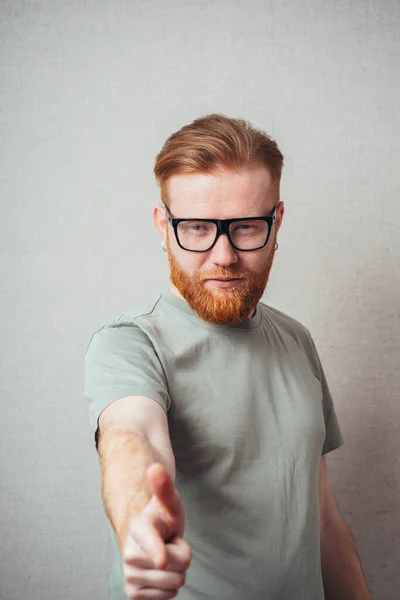 Barbudo Hombre Con Gafas Muestra Usted —  Fotos de Stock