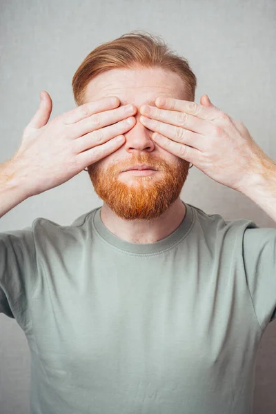 Portrait Homme Barbu Fermé Les Yeux Avec Ses Mains — Photo