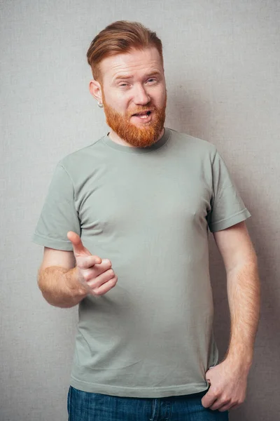 Retrato Hombre Barbudo Señalándote —  Fotos de Stock