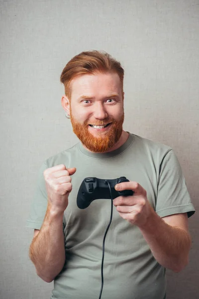 Schöner Mann Der Große Anstrengungen Unternimmt Ein Videospiel Gewinnen — Stockfoto
