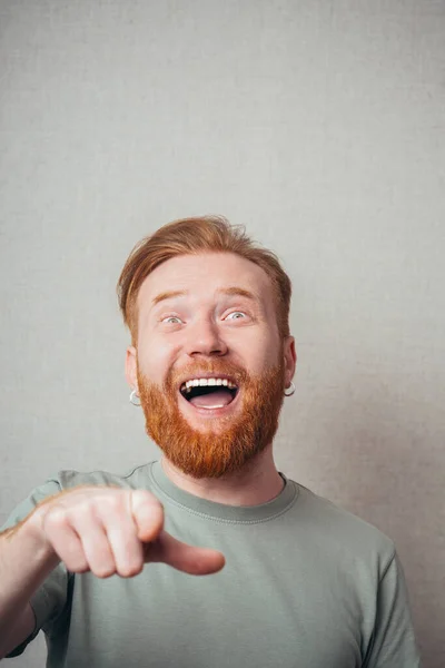 Riendo Hombre Con Barba Apuntando Cámara —  Fotos de Stock