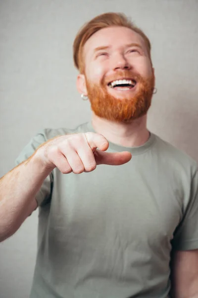 Riendo Hombre Con Barba Apuntando Cámara — Foto de Stock