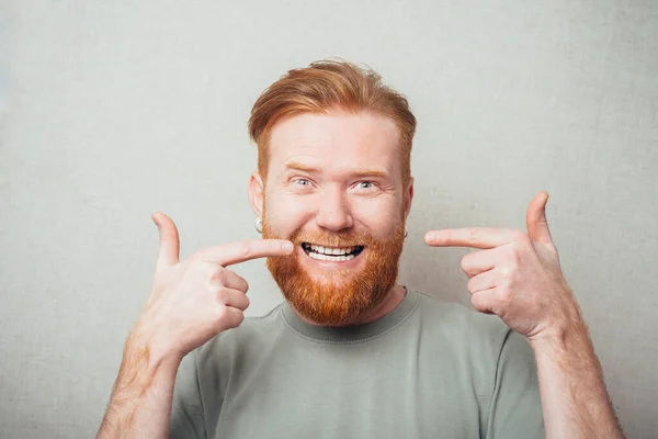 Бородатый Мужчина Улыбается Жест Показывает Белые Зубы — стоковое фото