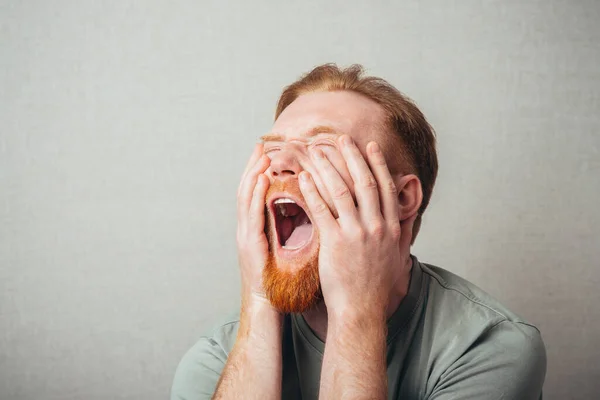 Ung Hipster Rött Skägg Manskrika Med Skägg Och Fräknar — Stockfoto