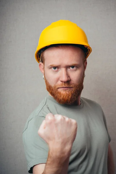 Trabalhador Construção Jovem Hipster Homem Barbudo Vermelho Com Punho Cerrado — Fotografia de Stock