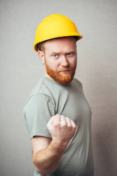 Trabalhador Construção Jovem Hipster Homem Barbudo Vermelho Com Punho Cerrado — Fotografia de Stock