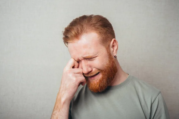 Emocional Guapo Joven Hipster Rojo Barbudo Llorando — Foto de Stock