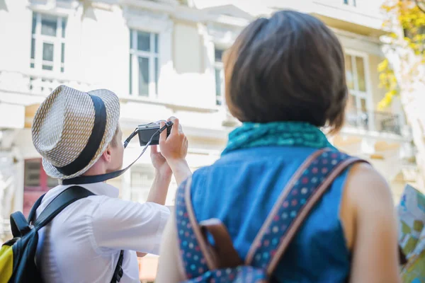 Joven Pareja Turistas Pie Juntos Una Ciudad Destino Tomando Fotos — Foto de Stock