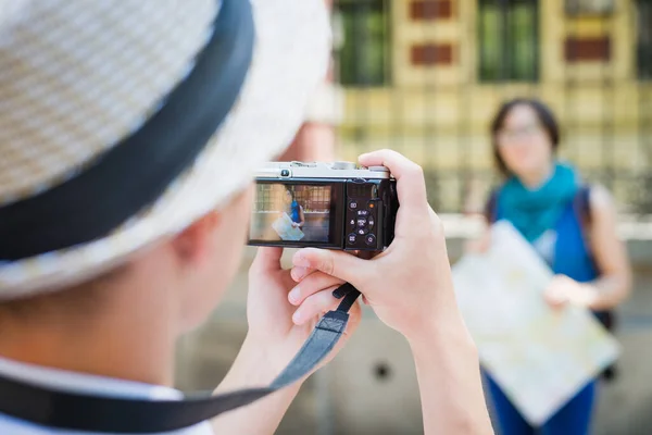 Boldog Turista Lány Pózol Fotó — Stock Fotó