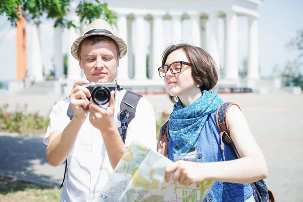 Junges Touristenpaar Schaut Fotos — Stockfoto