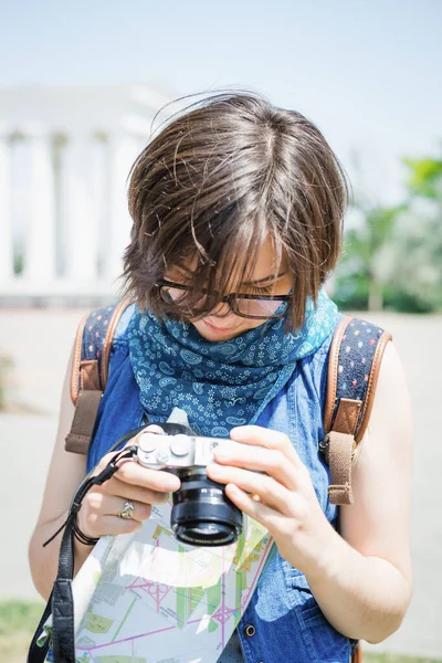 Chica Con Cámara Fotos Compacta — Foto de Stock