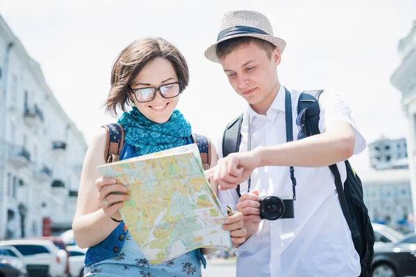 Turistas Con Mapa Concepto Viaje — Foto de Stock