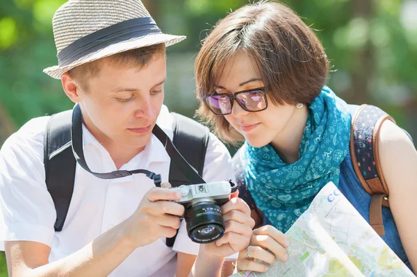 Pareja Joven Turistas Viendo Fotos — Foto de Stock