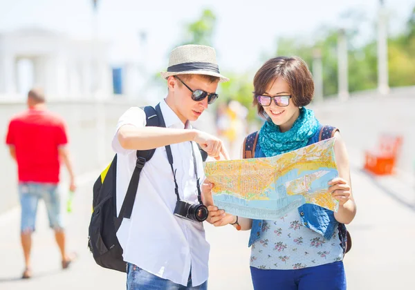 Turistas Con Mapa Concepto Viaje — Foto de Stock