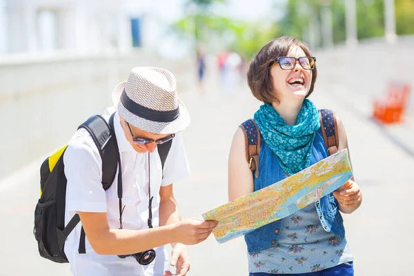 Turistas Con Mapa Concepto Viaje —  Fotos de Stock