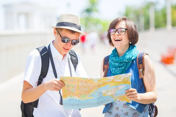 Turistas Con Mapa Concepto Viaje — Foto de Stock