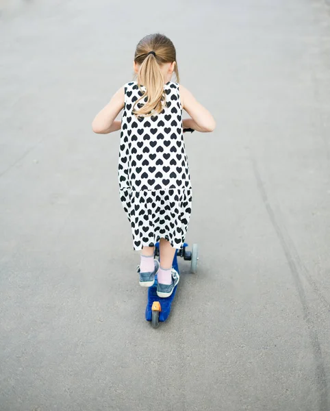 Küçük kız ve scooter 'ı.