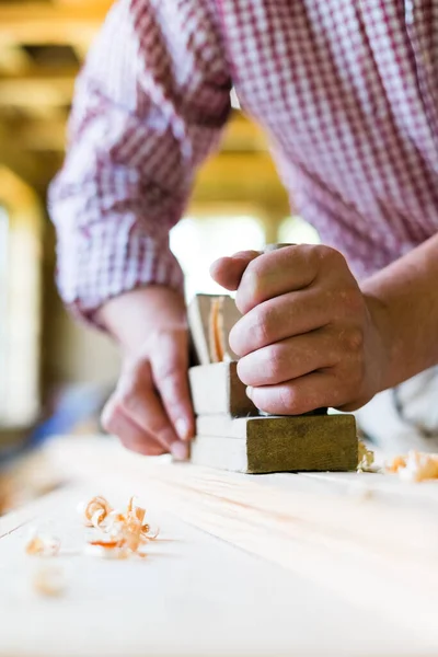 Carpintero Trabajando Con Plano Sobre Fondo Madera — Foto de Stock