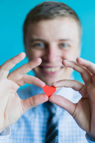 Manos Sosteniendo Corazón Contra Fondo Del Estudio —  Fotos de Stock