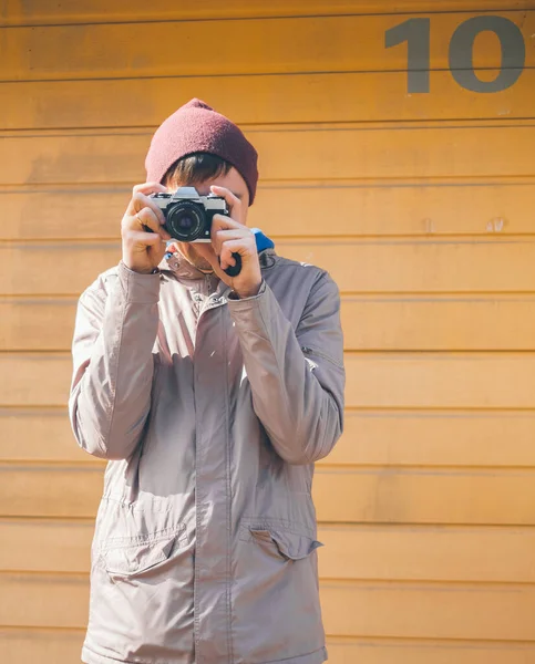 Przemyślany Mężczyzna Fotograf Aparatem Fotograficznym Ulicy — Zdjęcie stockowe