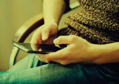 Akıllı cep telefonu kullanan adama yaklaş 