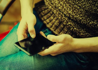 Akıllı cep telefonu kullanan adama yaklaş 