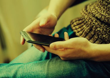 Akıllı cep telefonu kullanan adama yaklaş 