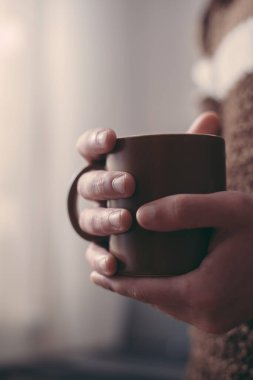 adamın elinde kahve tutarak yakın çekim