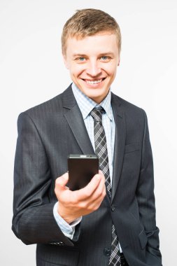 Adam akıllı bir telefon kullanıyor. Modern cep telefonu elinde..