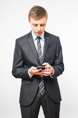 Adam akıllı bir telefon kullanıyor. Modern cep telefonu elinde..