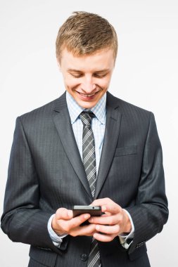 Adam akıllı bir telefon kullanıyor. Modern cep telefonu elinde..