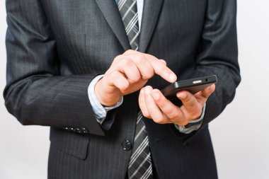 Cep telefonu kullanan adam