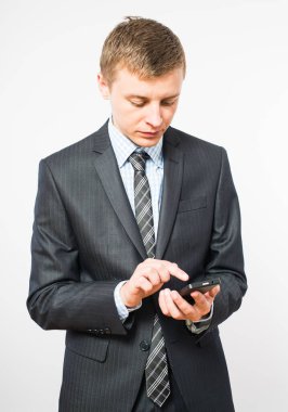 Cep telefonu kullanan adam