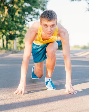 Başlangıç konumunda çalışan.