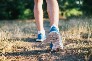 Koşan ayaklar yolda, ayakkabıya yakın..