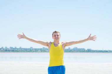 Kumsalda mutlu bir adamın resmi.