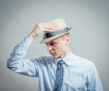 Şapkalı ve güneş gözlüklü genç bir adamın portresi..