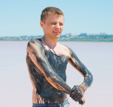 Kafkasyalı adamlar sahile çamur sürüyor.