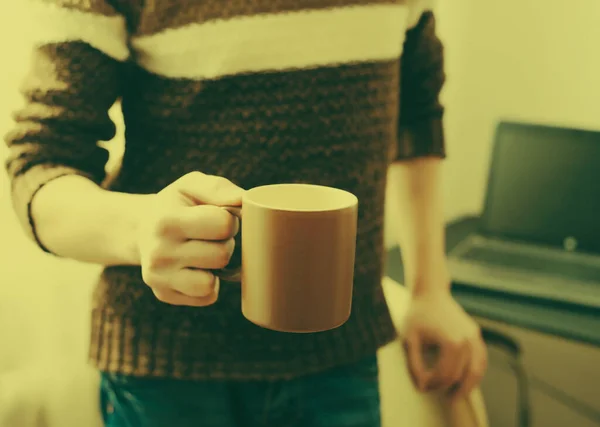 Adamın Elinde Kahve Tutarak Yakın Çekim — Stok fotoğraf