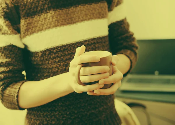 Close Man Hands Holding Cup Coffee — Stock fotografie