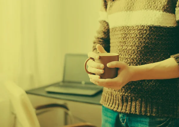 Primer Plano Las Manos Del Hombre Sosteniendo Taza Café —  Fotos de Stock